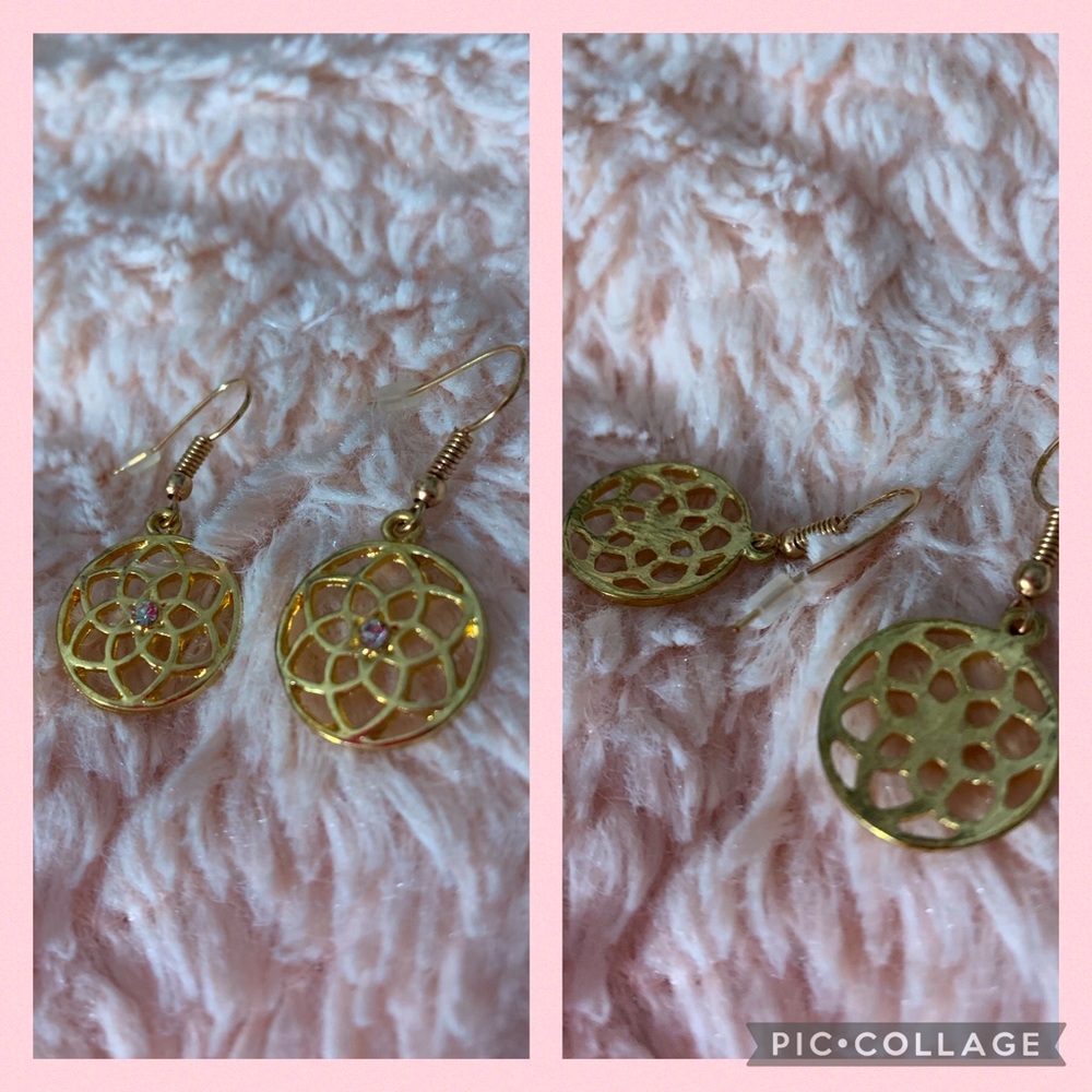 Gold dangle earrings💫